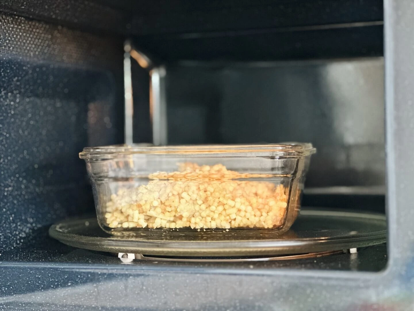 Zohrievanie jedla v mikrovlnnej rúre.