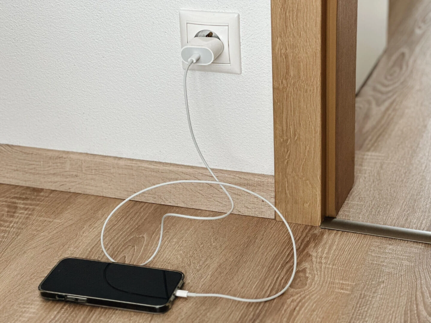 Nabíjanie smartfónu.