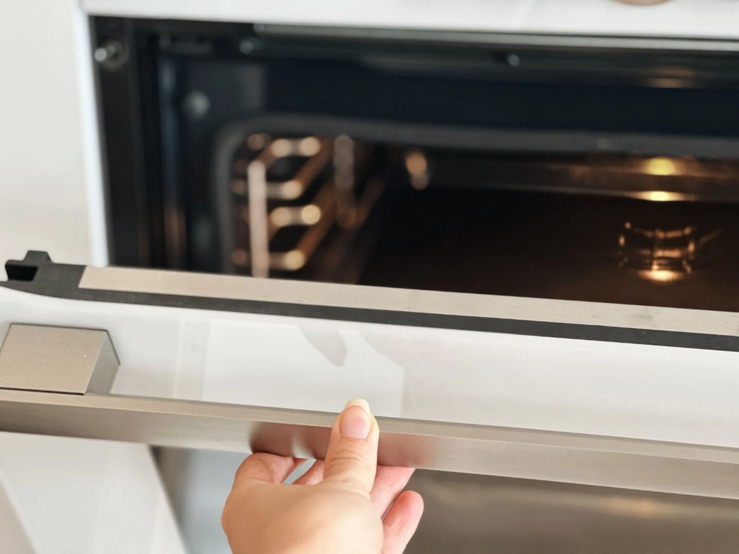 Otváranie rúry počas pečenia.