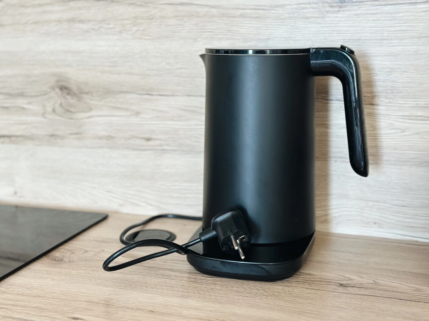 Čierna rýchlovarná kanvica vypojená z elektriny.