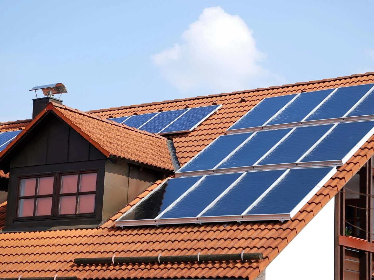 Solárne panely na streche domu.
