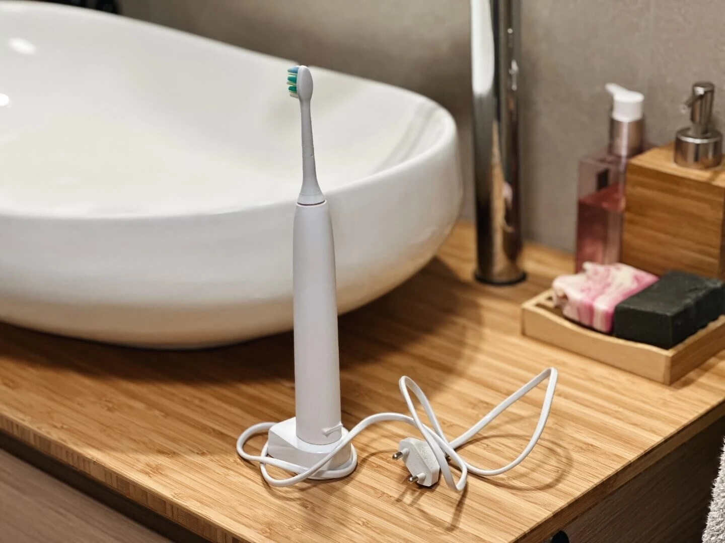 Sonická zubná kefka so sieťovým napájaním.
