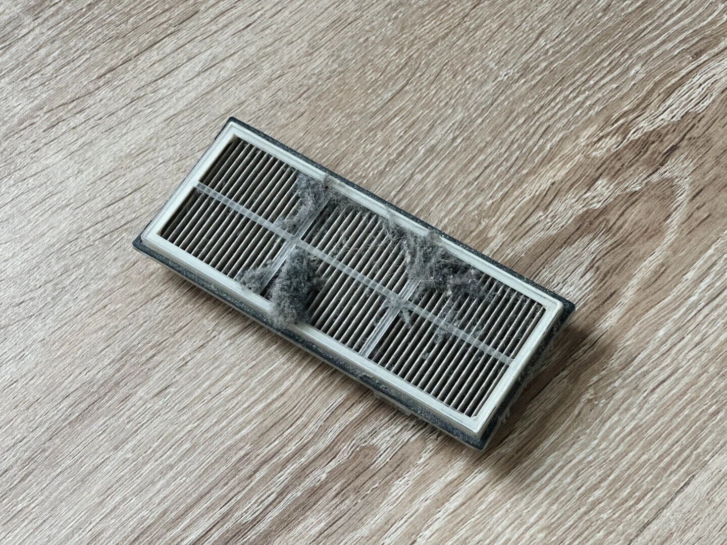 Špinavý filter plný prachu z vysávača.