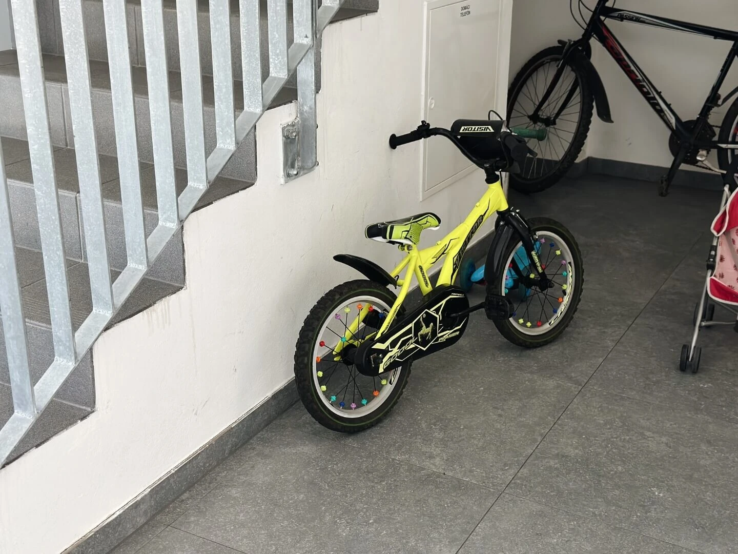 Bicykle v spoločnom priestore bytového domu.