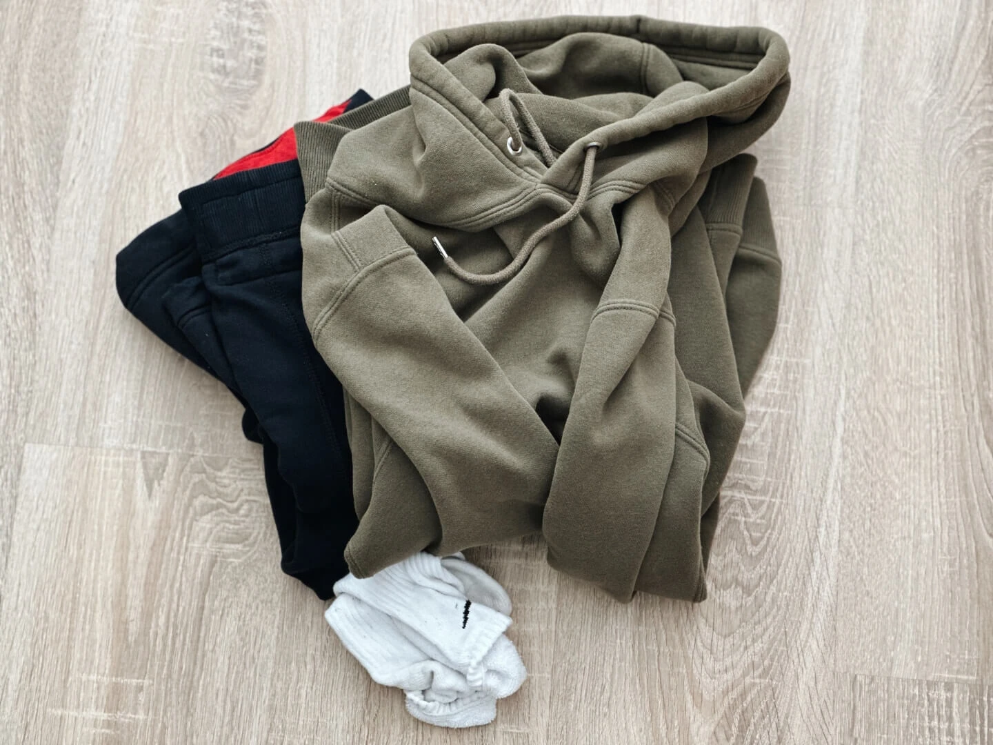 Hrubá mikina, tepláky a ponožky.