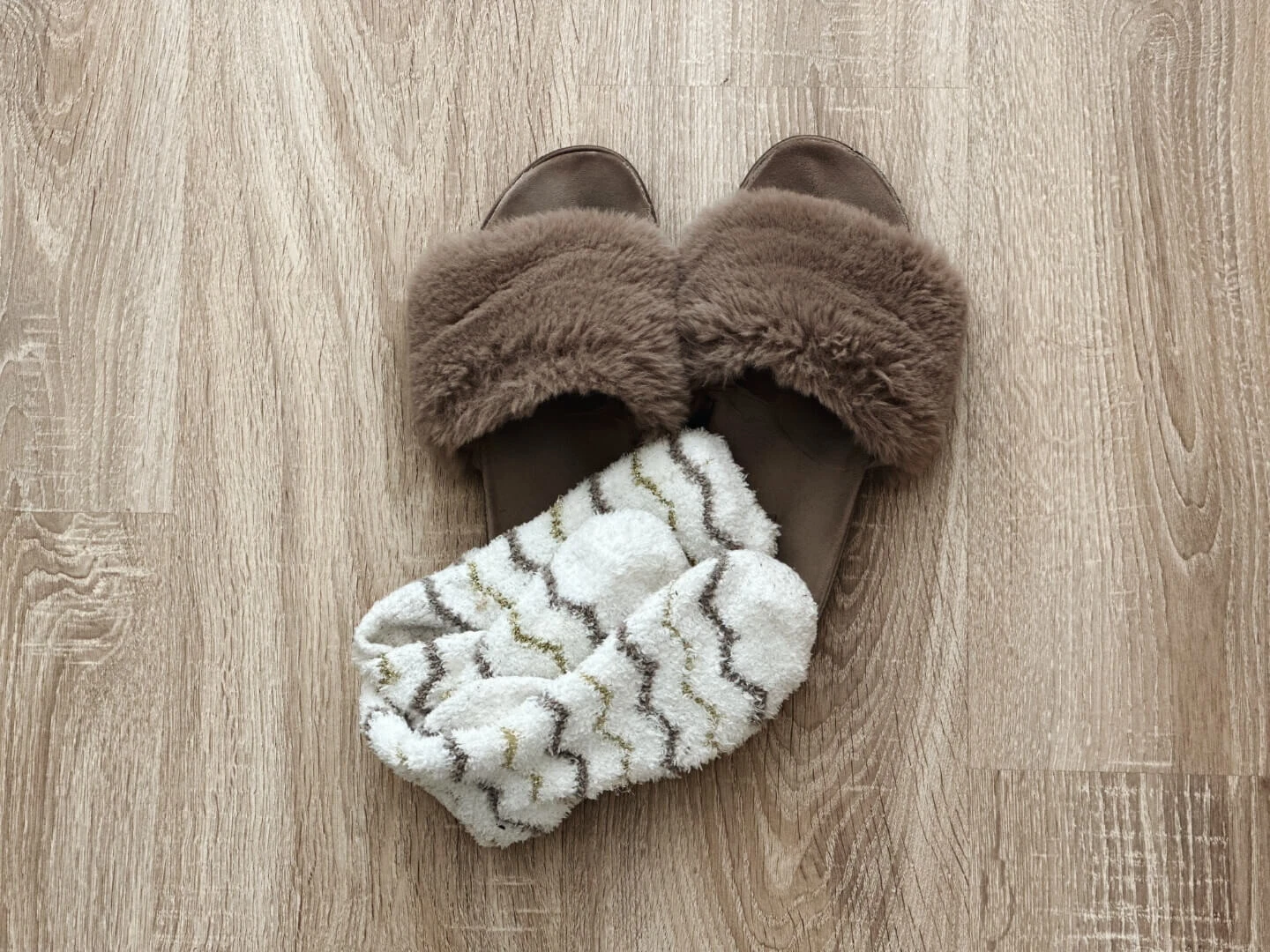 Teplé ponožky a papuče.