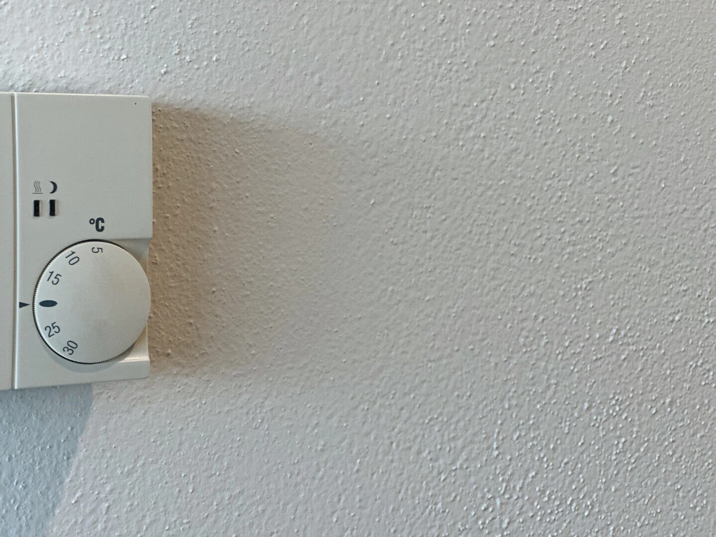Termostat nastavený na 20 °C.