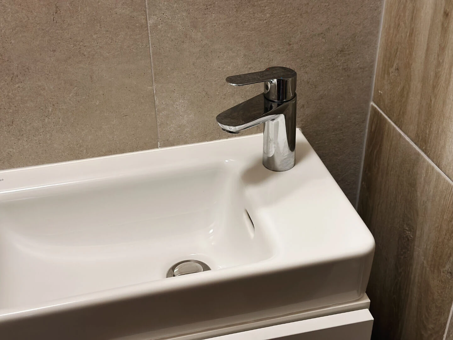 Malé umývadlo v kúpeľni.