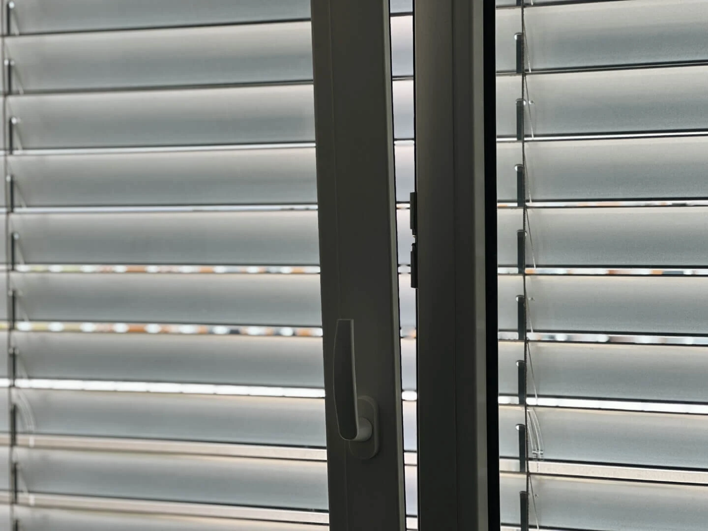 Okno otvorené na vetranie.