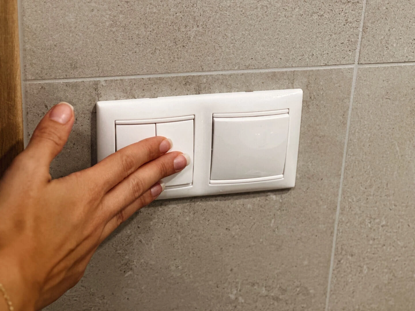 Stlačenie vypínača na vypnutie svetla.