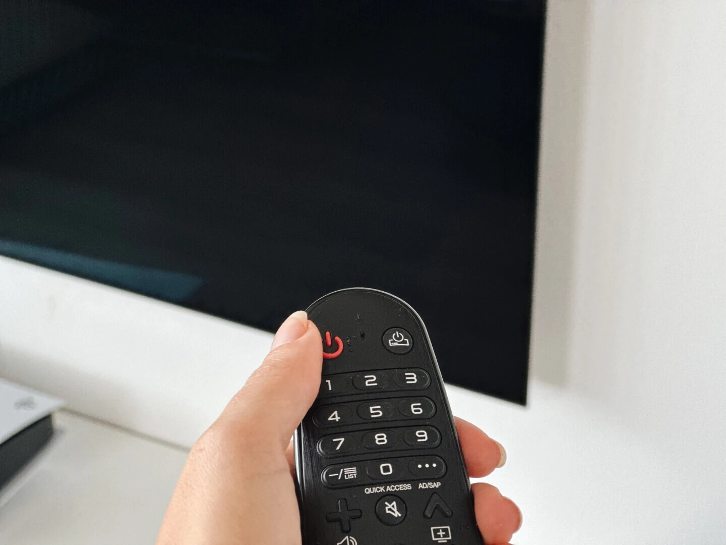 Vypnutie televízora diaľkovým ovládačom.