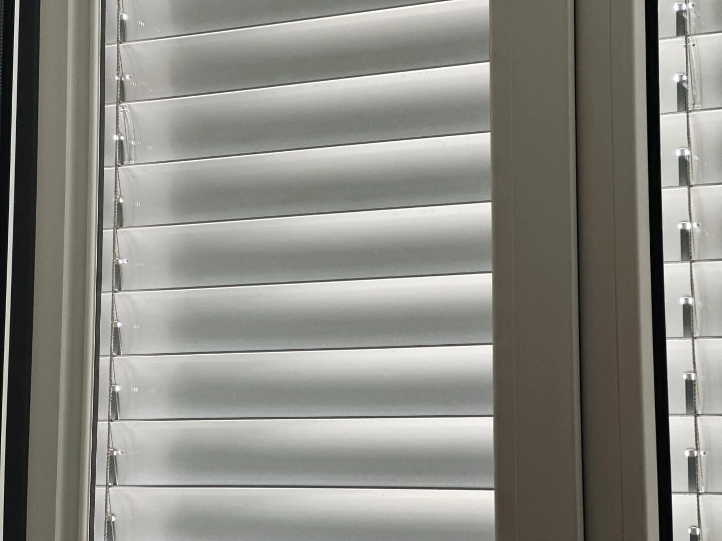 Zatiahnuté žalúzie na okne.