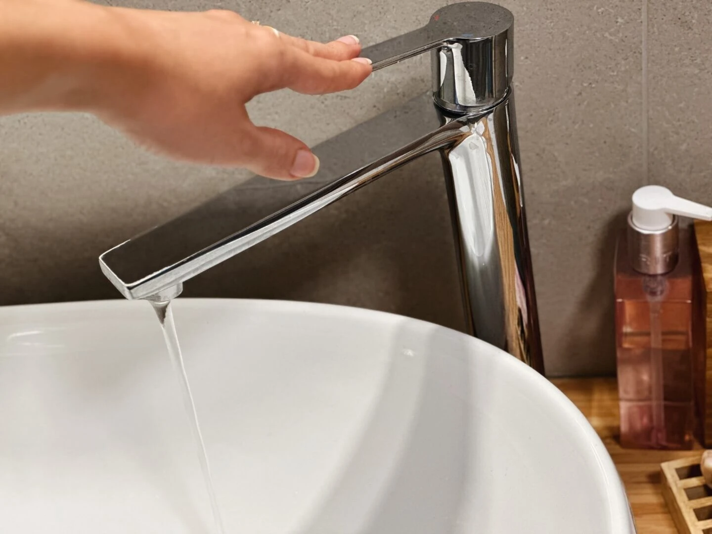 Zatvorenie vodovodného kohútika v kúpeľni.