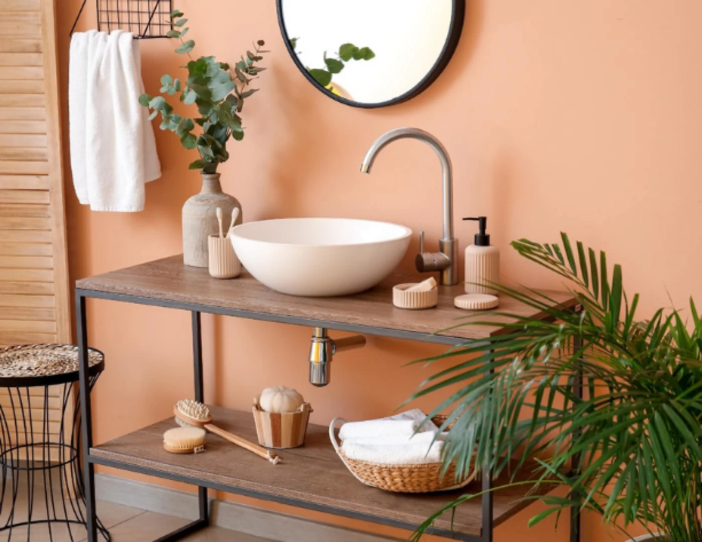 Kúpeľňa s broskyňovou farebnou stenou.