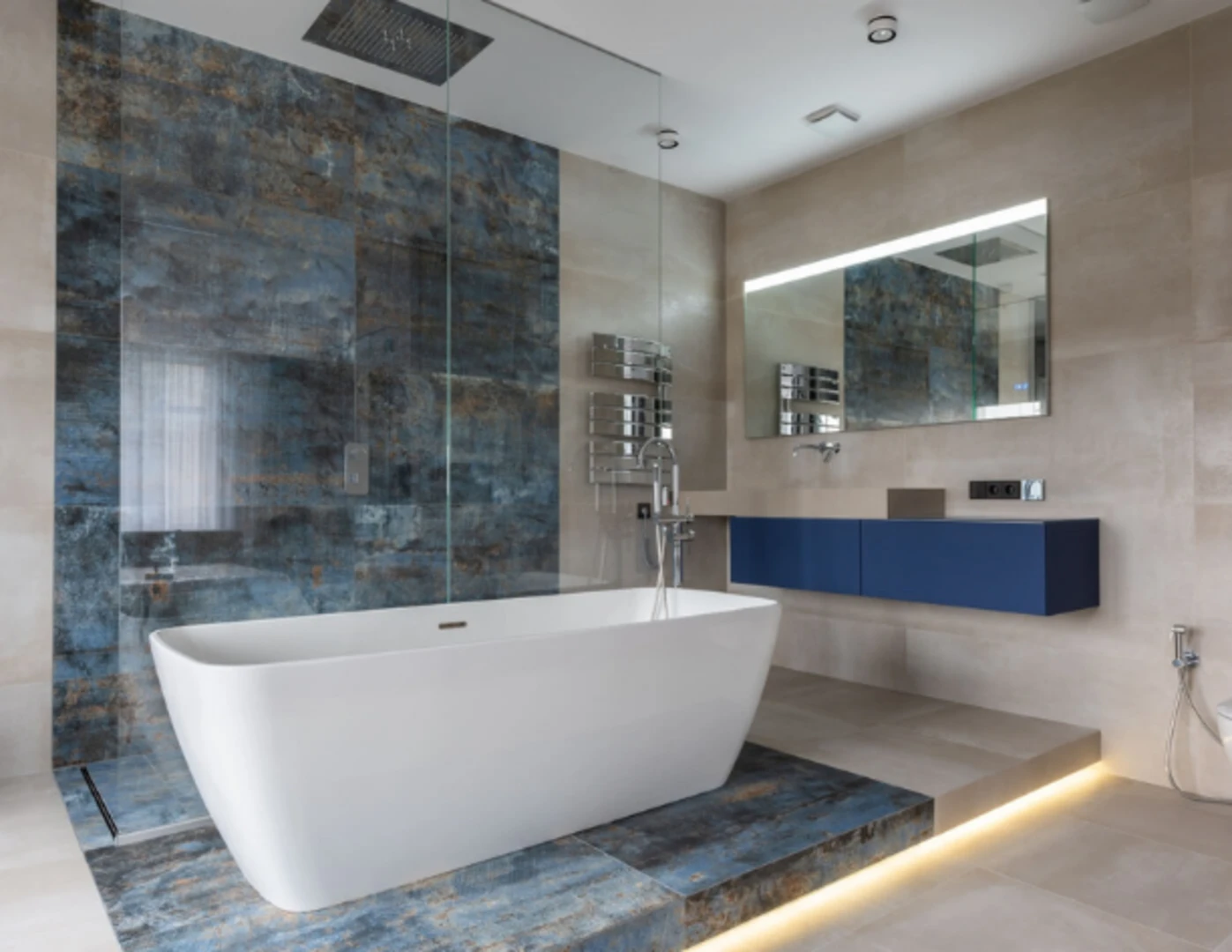 Farebné kachličky v modrých odtieňoch v modernej kúpeľni.