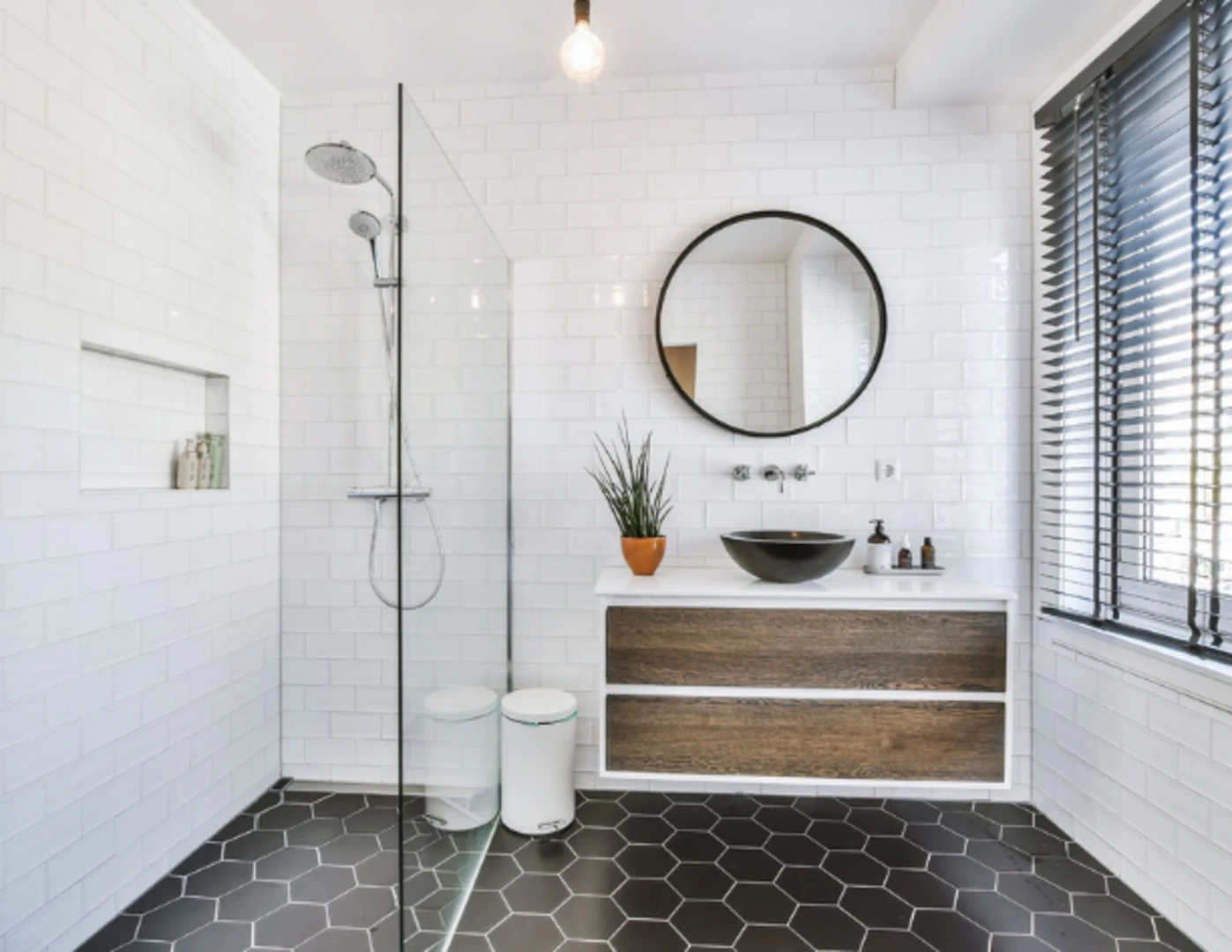 Moderná kúpeľňa s bielou skrinkou s dreveným dekorom.