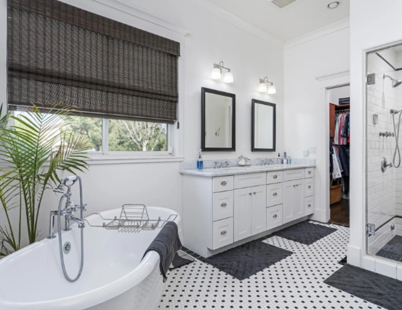 Skrinky pod umývadlami v bielej kúpeľni so šedými doplnkami.