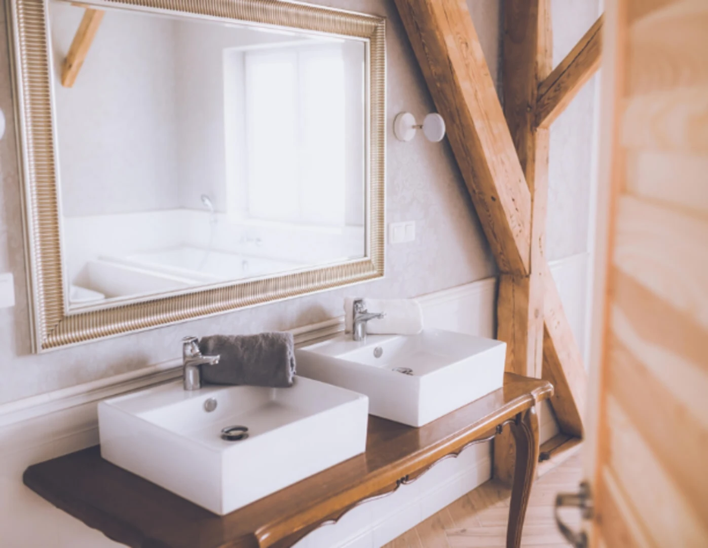 Starožitný stolík prerobený ako skrinka pod dve umývadlá.