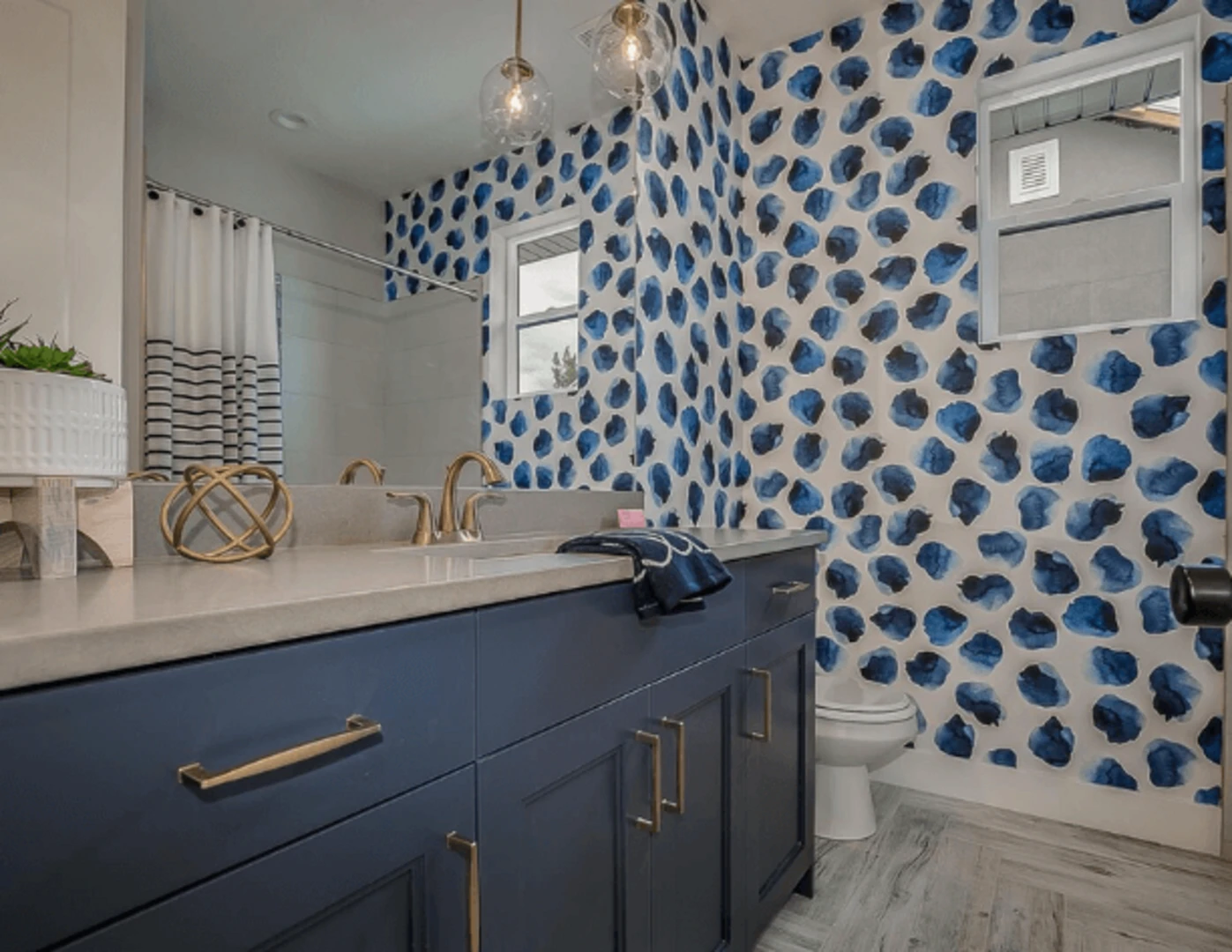 Kúpeľňa s modrou štýlovou tapetou.