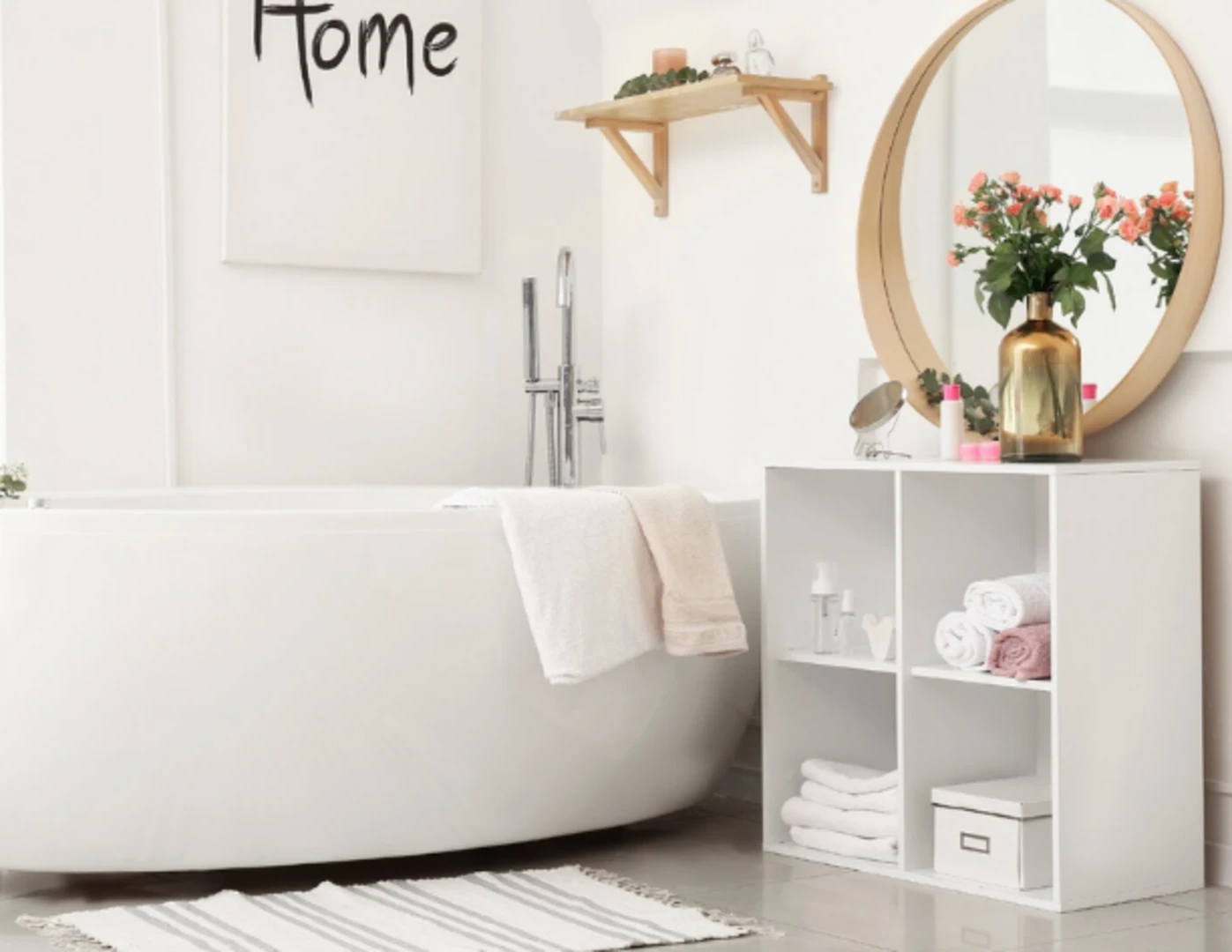 Polička a otvorená skrinka v kúpeľni pri voľne stojacej vani.