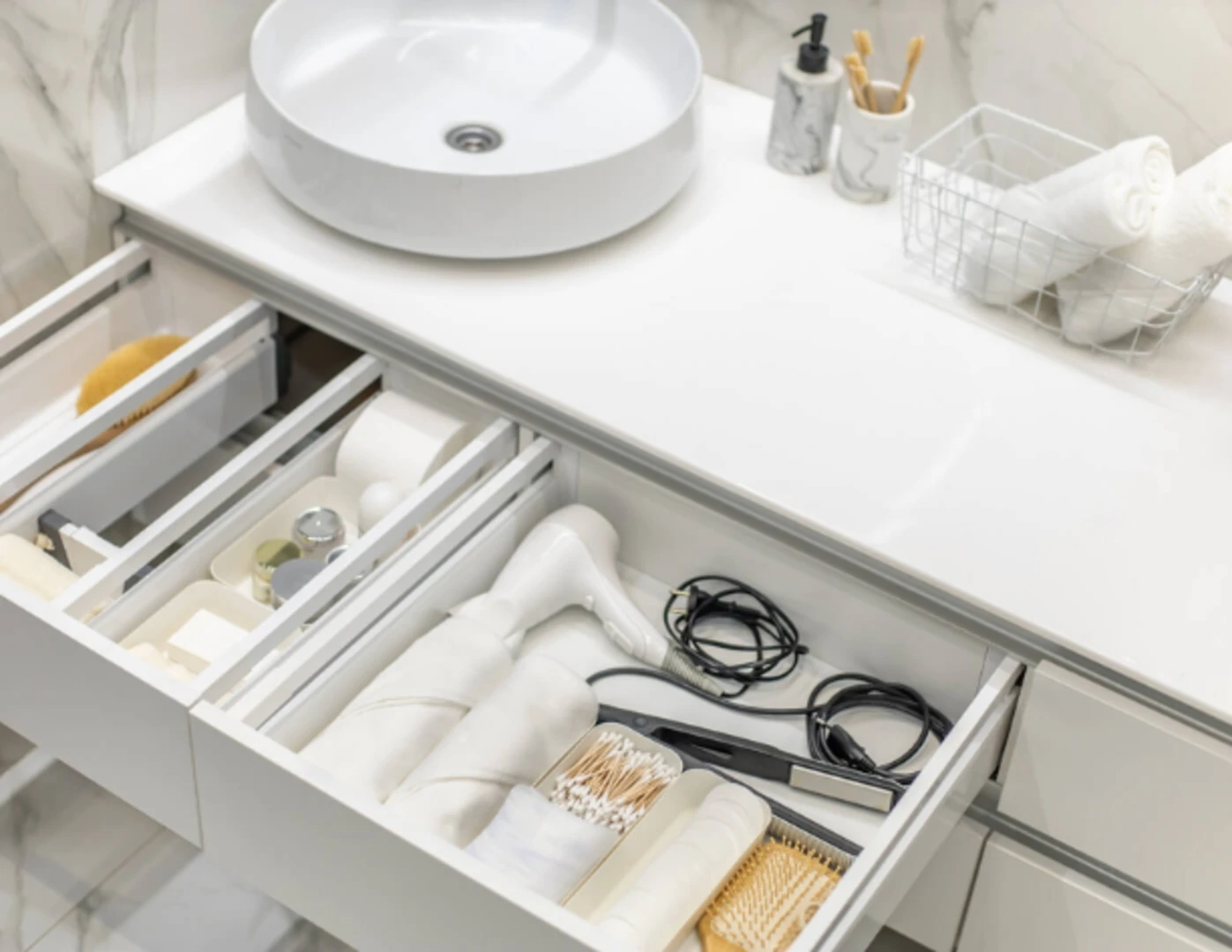 Kozmetické doplnky v kúpeľňovej zásuvke.