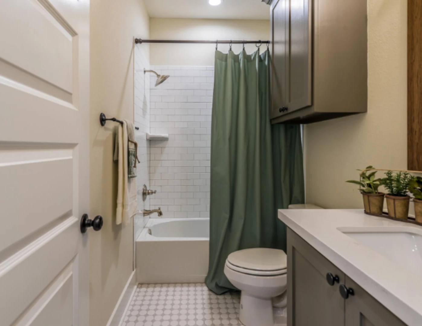 Zelený sprchový záves v kúpeľni.