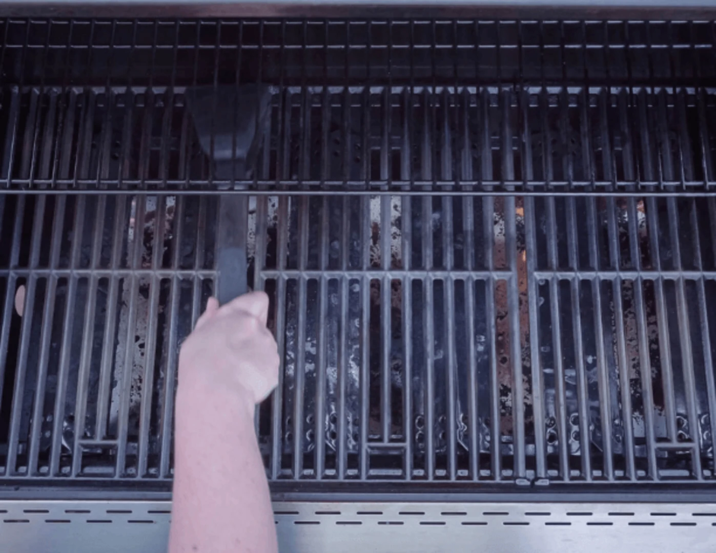 Čistenie roštu na grile.