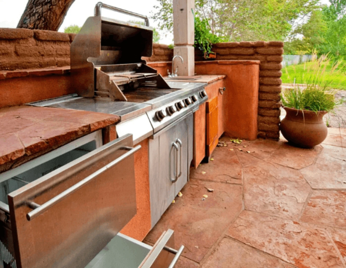 Vonkajšia grilovacia stanica s kuchyňou.