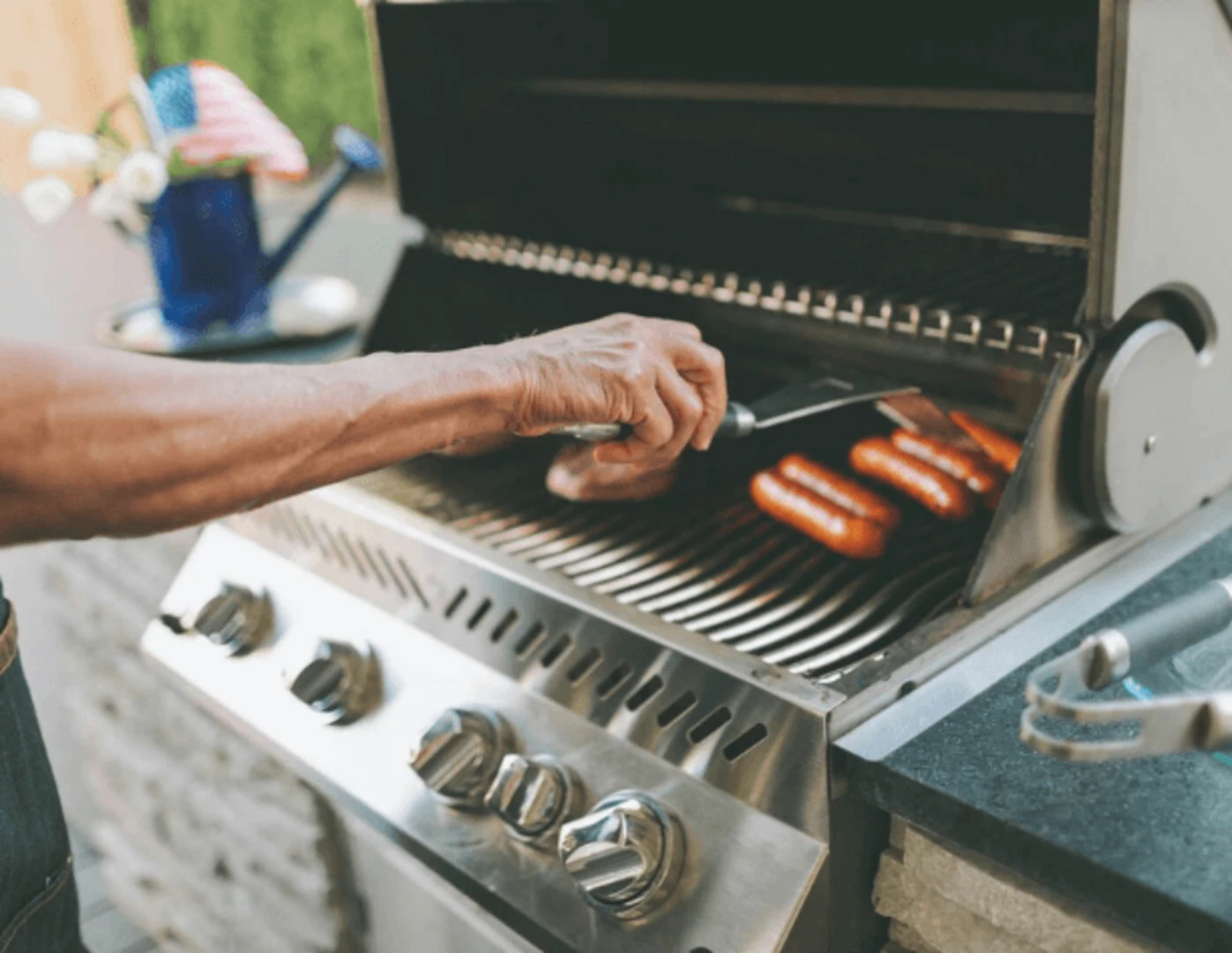Grilovanie klobás na nerezovom grile.