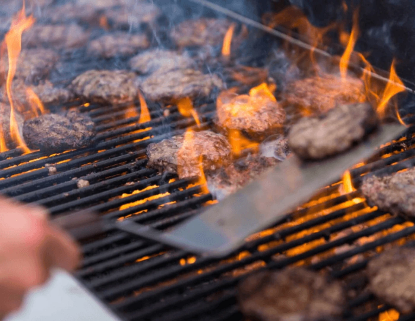 Grilovanie mäsa na ohni.