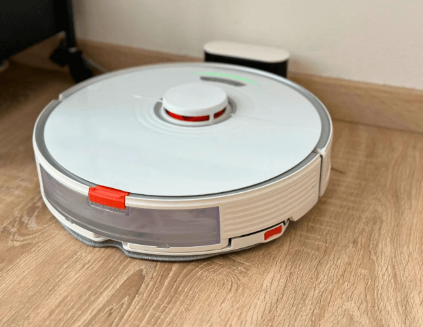 Robotický vysávač v domácnosti.