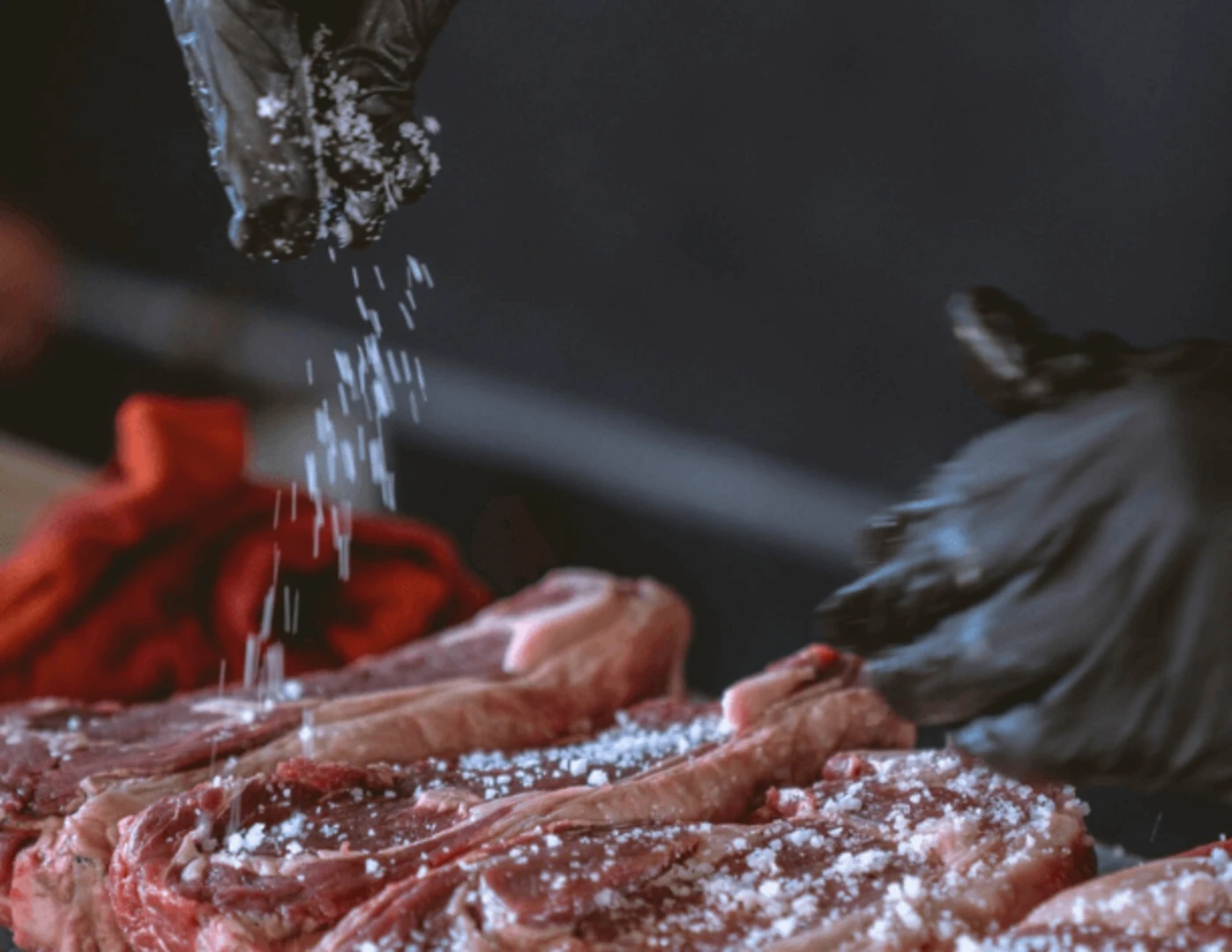 Solenie mäsa pripraveného na gril.