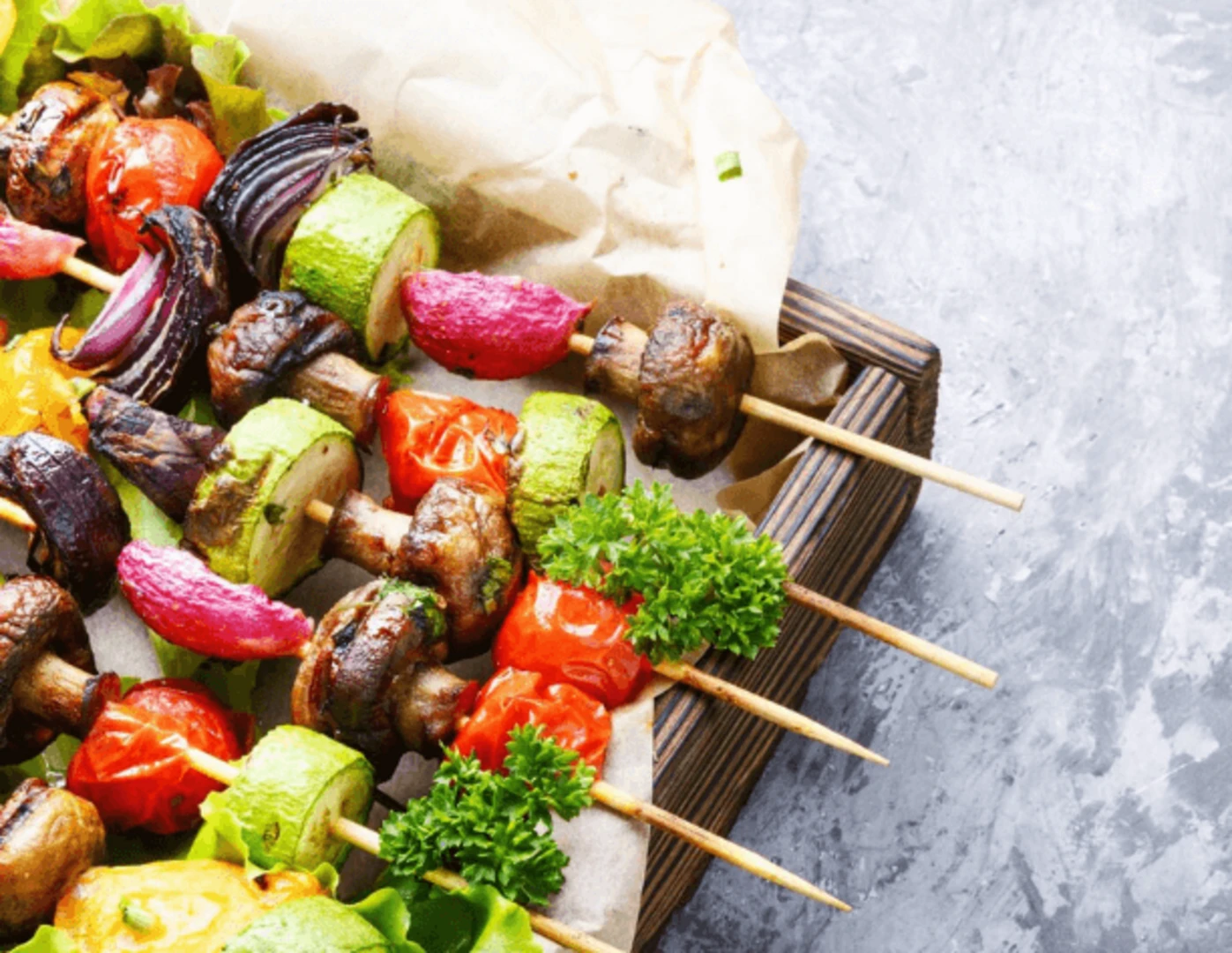 Zeleninové špízy s hríbmi, reďkovkou, cuketou, rajčinou, cibuľou a šalátom.