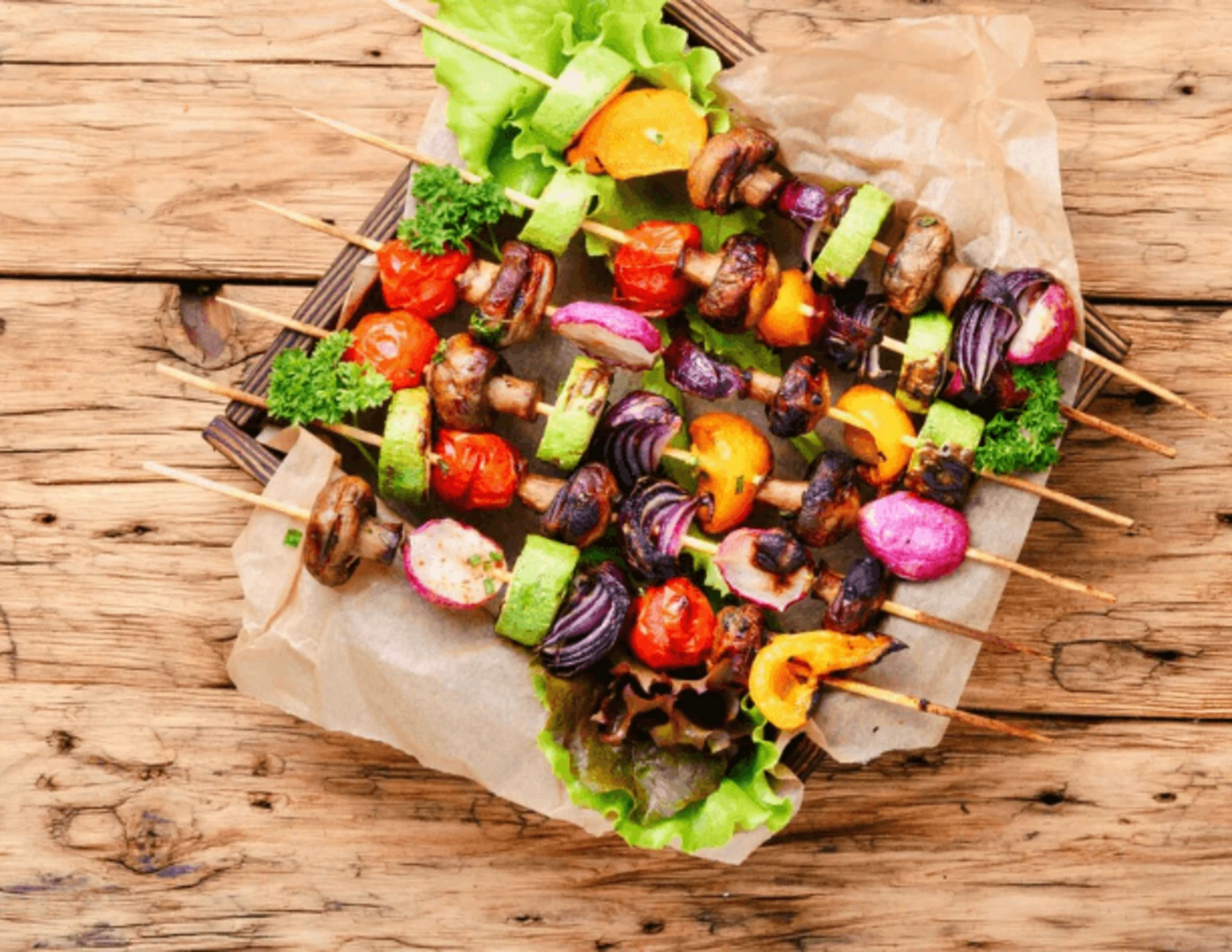 Pestrofarebné zeleninové špízy.