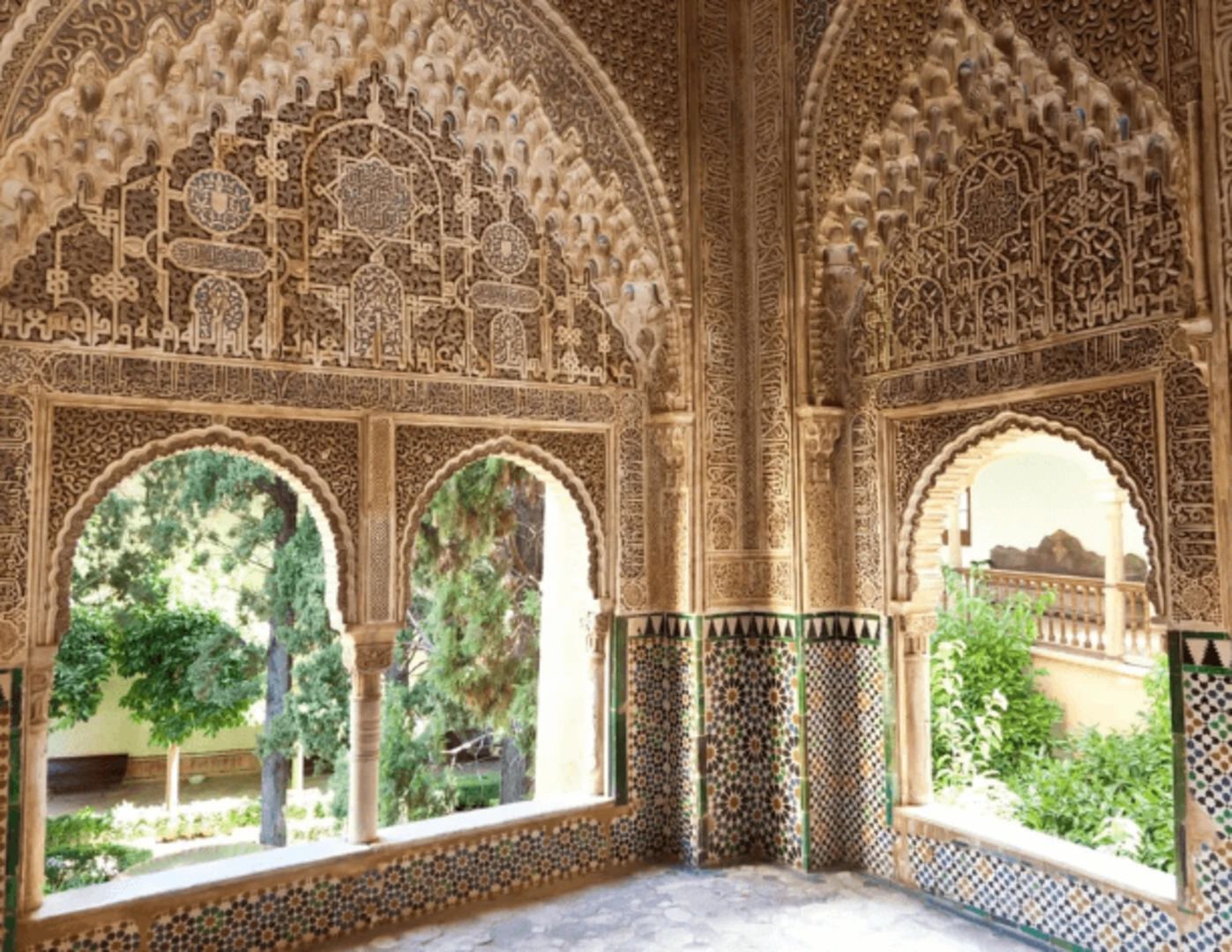 Zdobené priestory a farebné kachličky azulejos v paláci Alhambra.