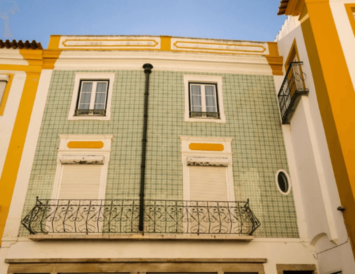 Zelená kachličková azulejos fasáda domu.