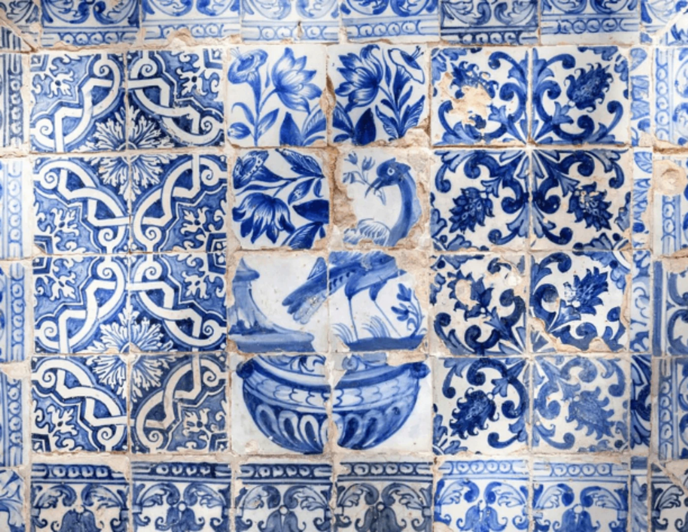 Modro-biele zdobené kachličky azulejos na kostole v Lisabone.