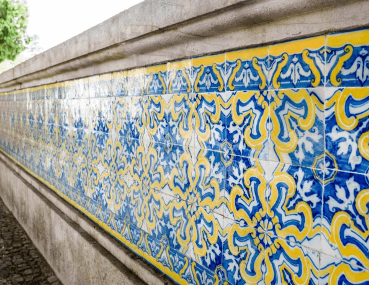 Modro-žlté vzorované kachličky azulejos v paláci v Sintre.