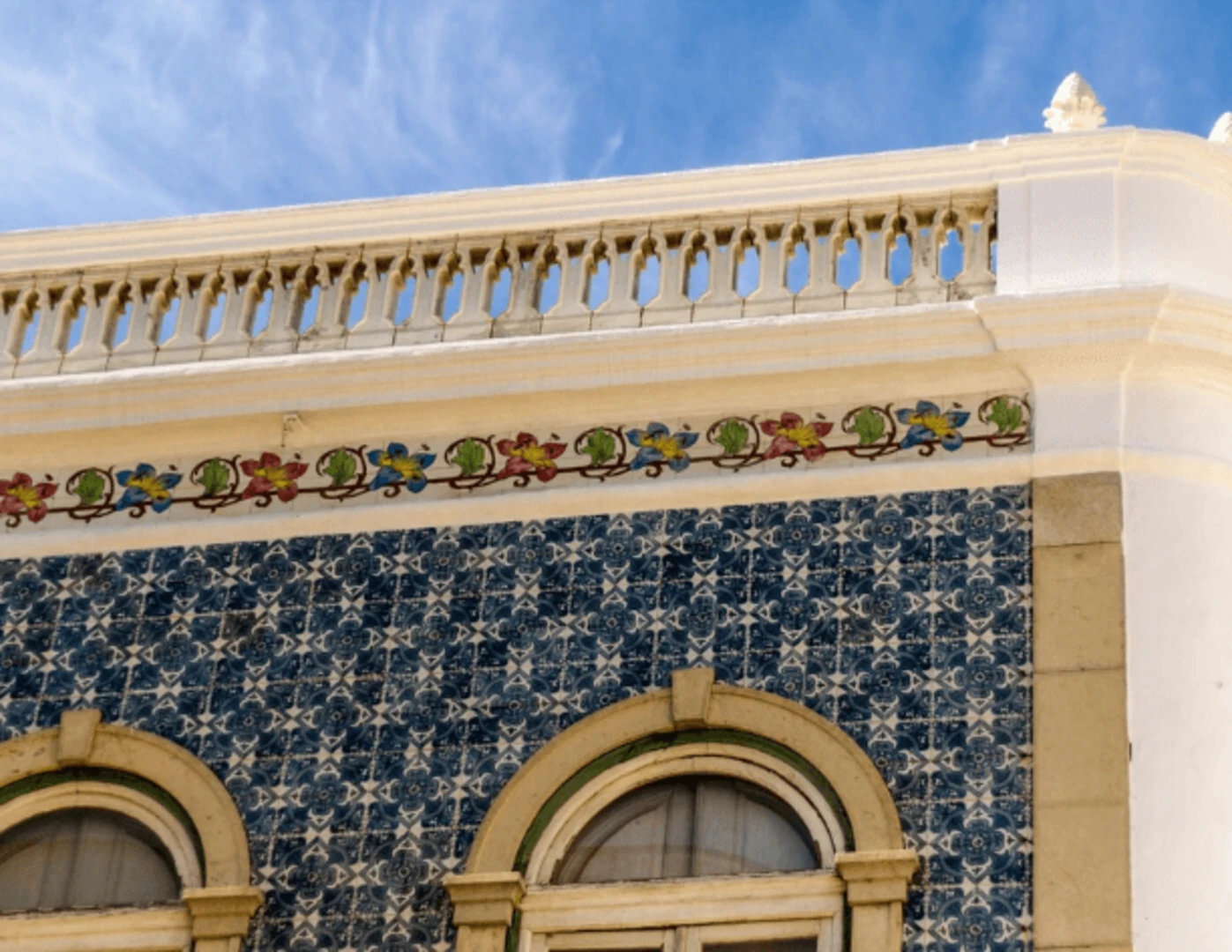 Fasáda budovy v Lisabone zdobená kachličkami azulejos.