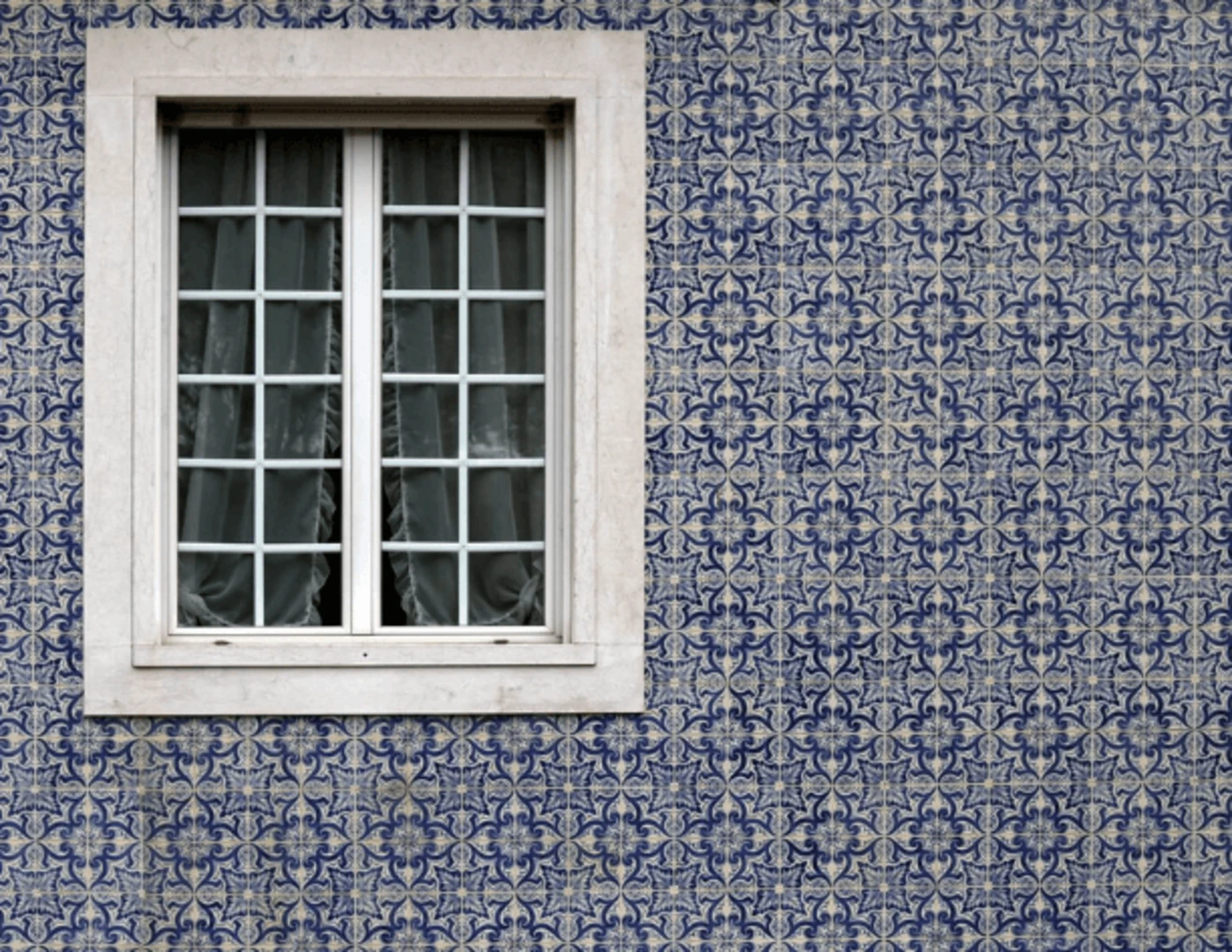 Modro-biela vzorovaná fasáda domu z kachličiek azulejos.