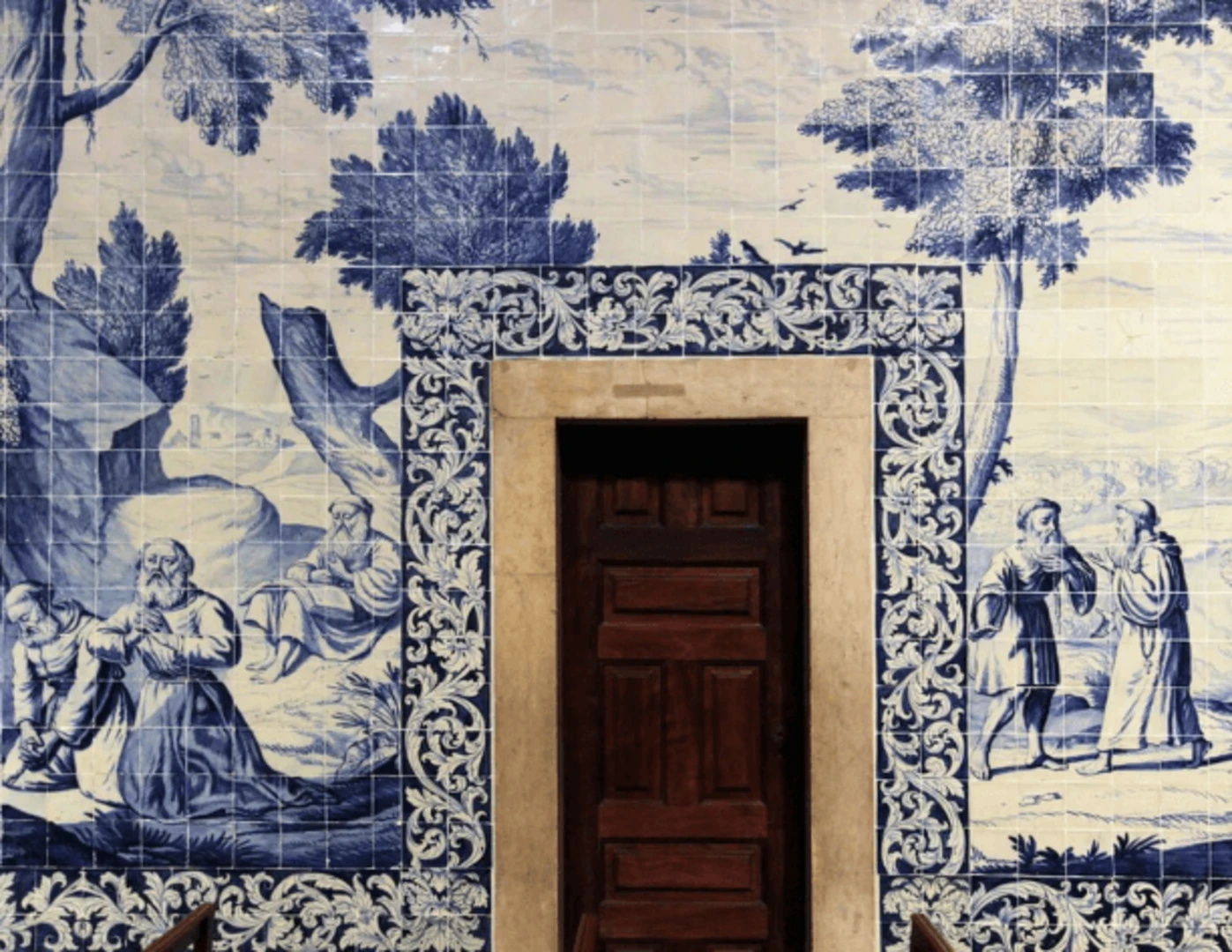 Fasáda domu z maľovaných kachličiek azulejos.