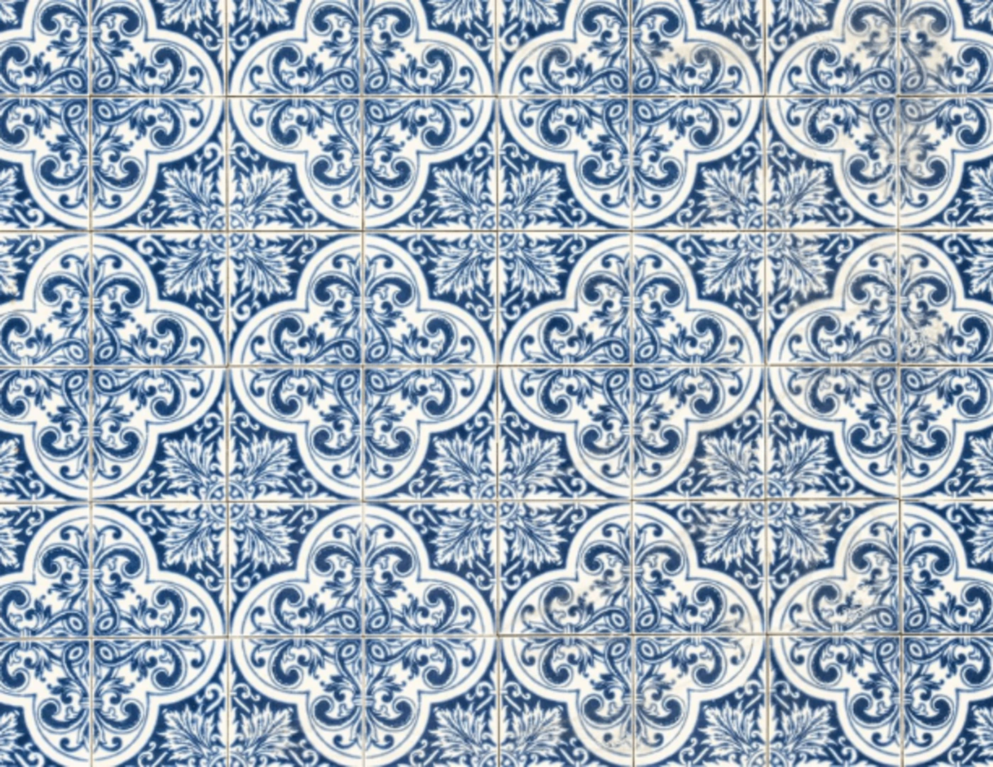 Vzorované modro-biele kachličky azulejos.