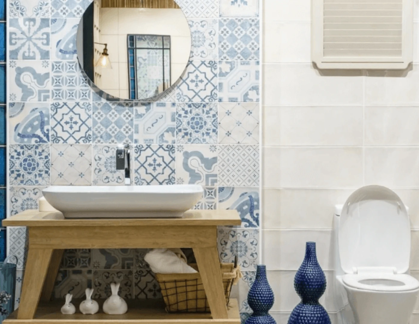 Vzorované moderné kachličky v štýle azulejos v kúpeľni.