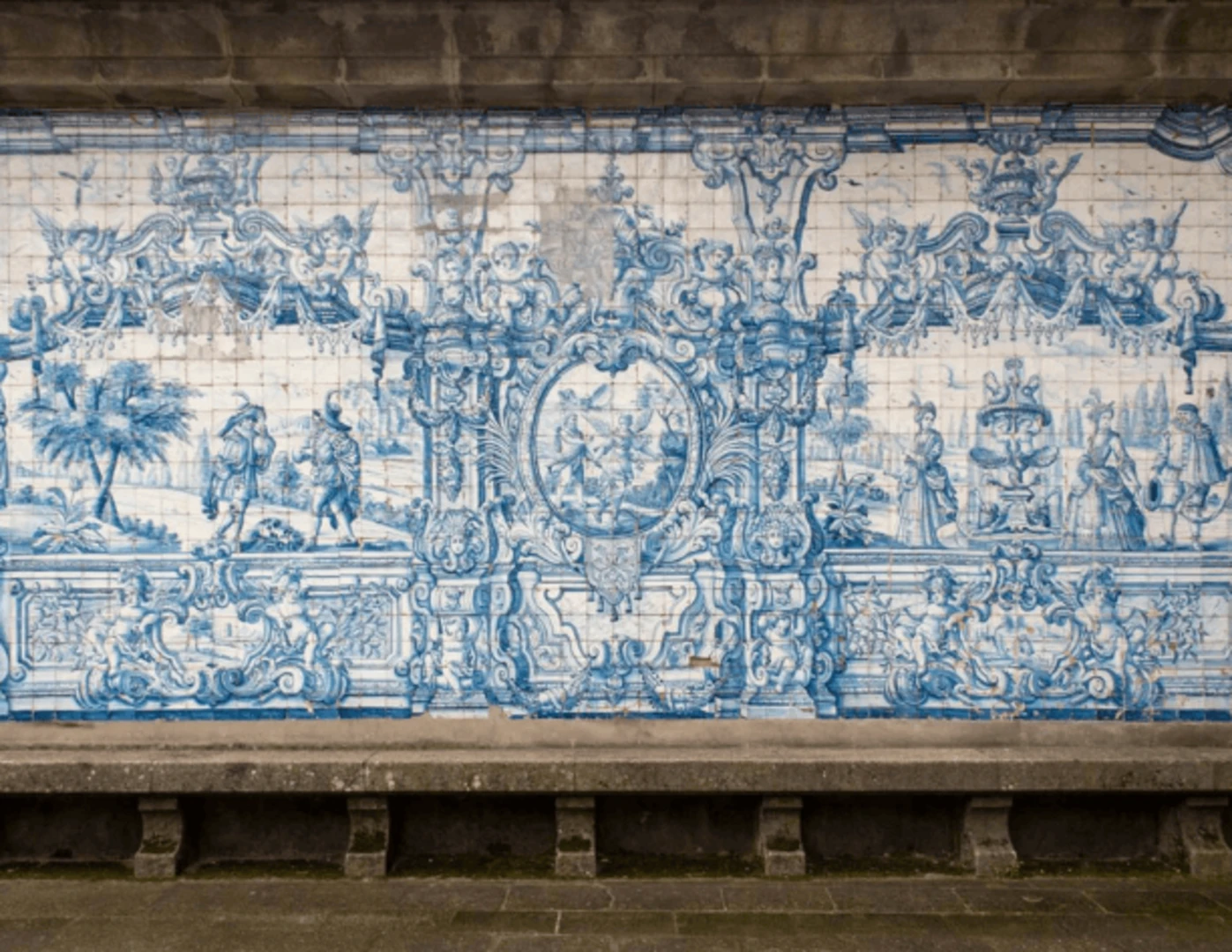 Maľby na kachličkách azulejos na katedrále v Porte.