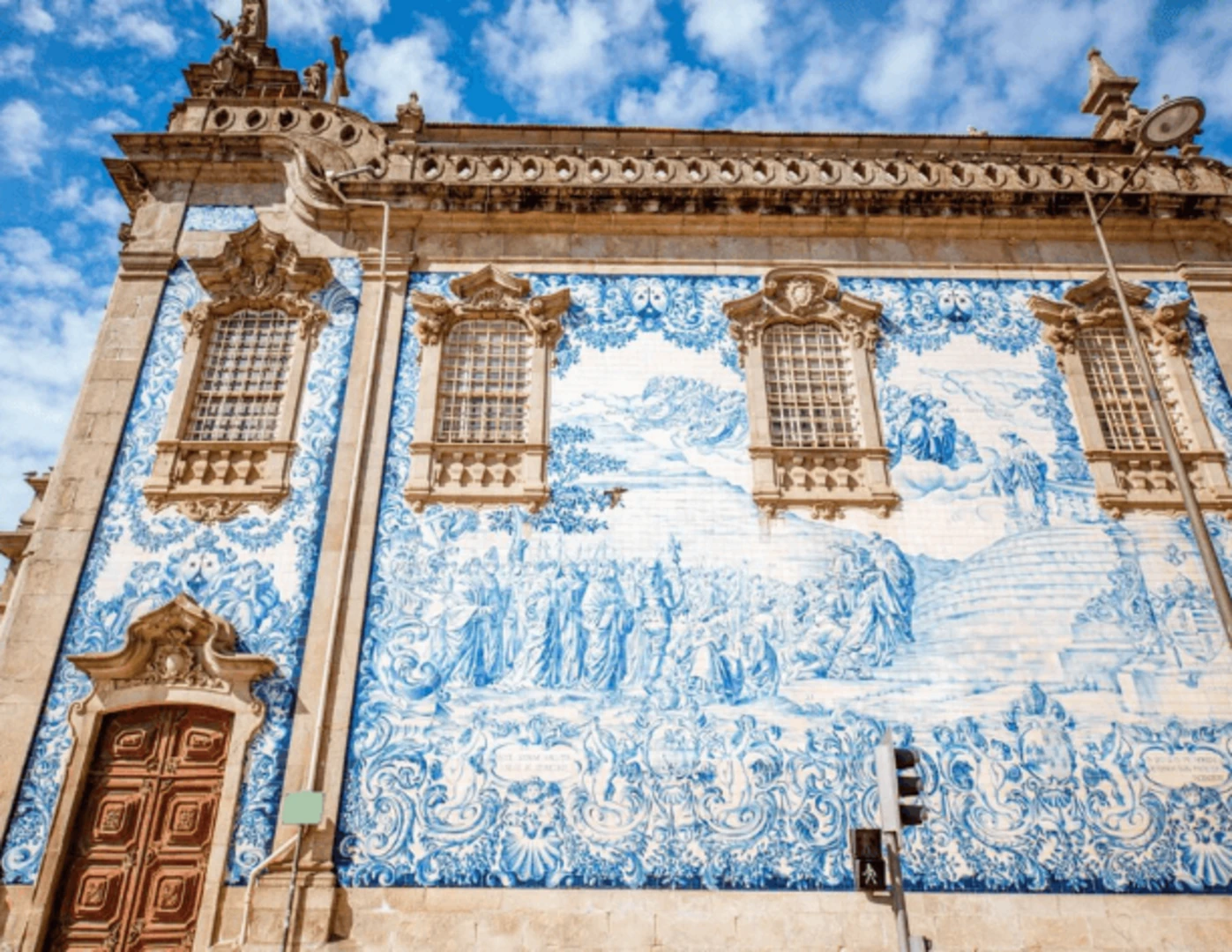 Maľované kresby na kachličkách azulejos na fasáde kostola v Porte.