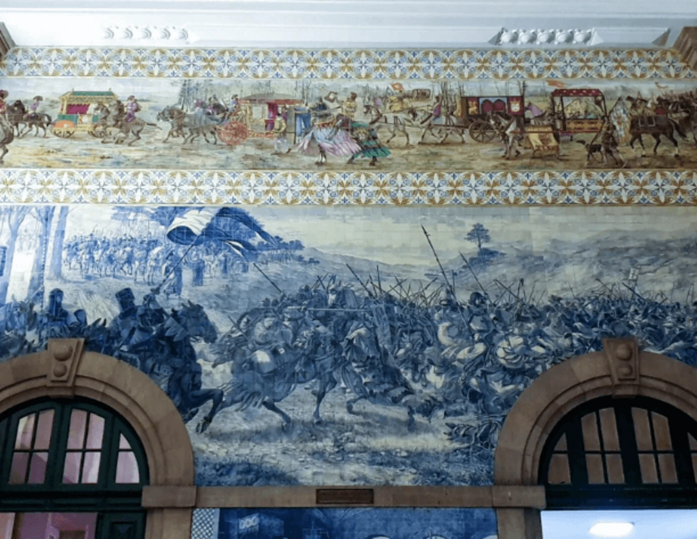História Portugalska zobrazená na kresbách kachličiek azulejos na železničnej stanici São Bento v Porte.