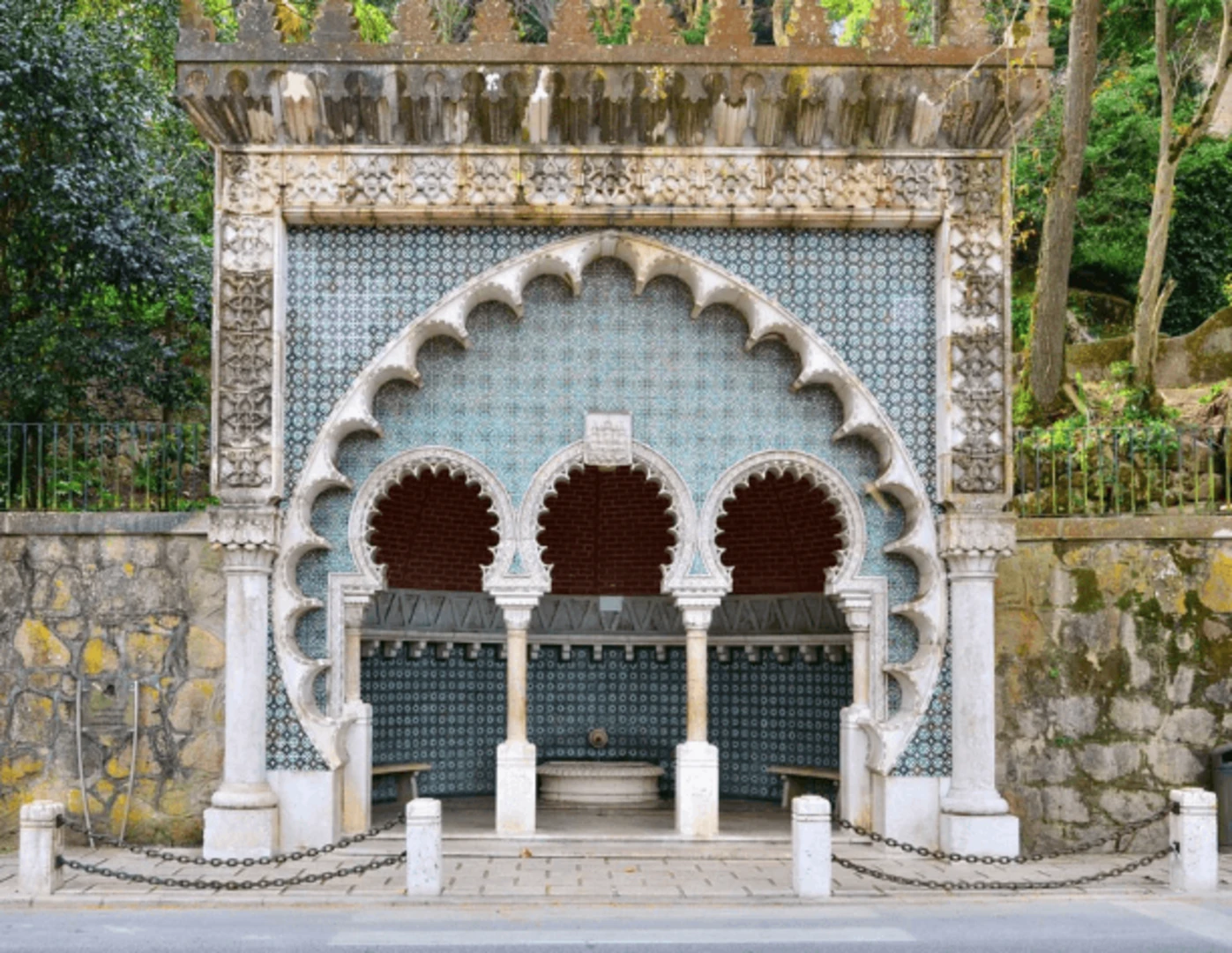 Vodný prameň v areáli paláca v Sintre zdobený kachličkami azulejos.