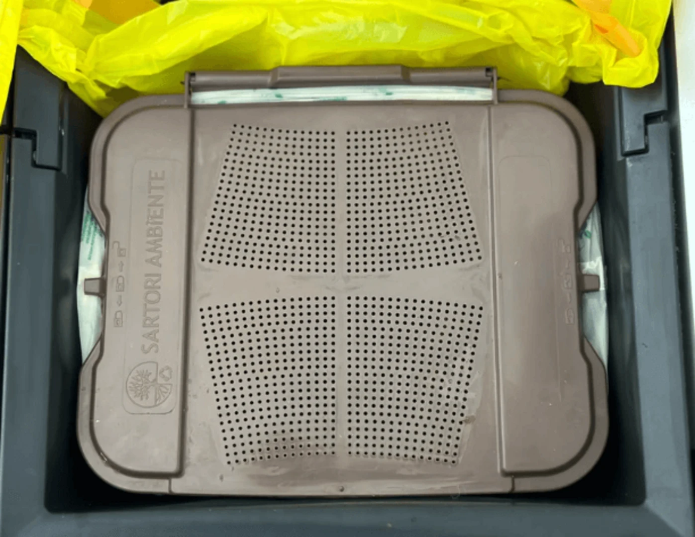 Hnedý košík na kompost v byte.