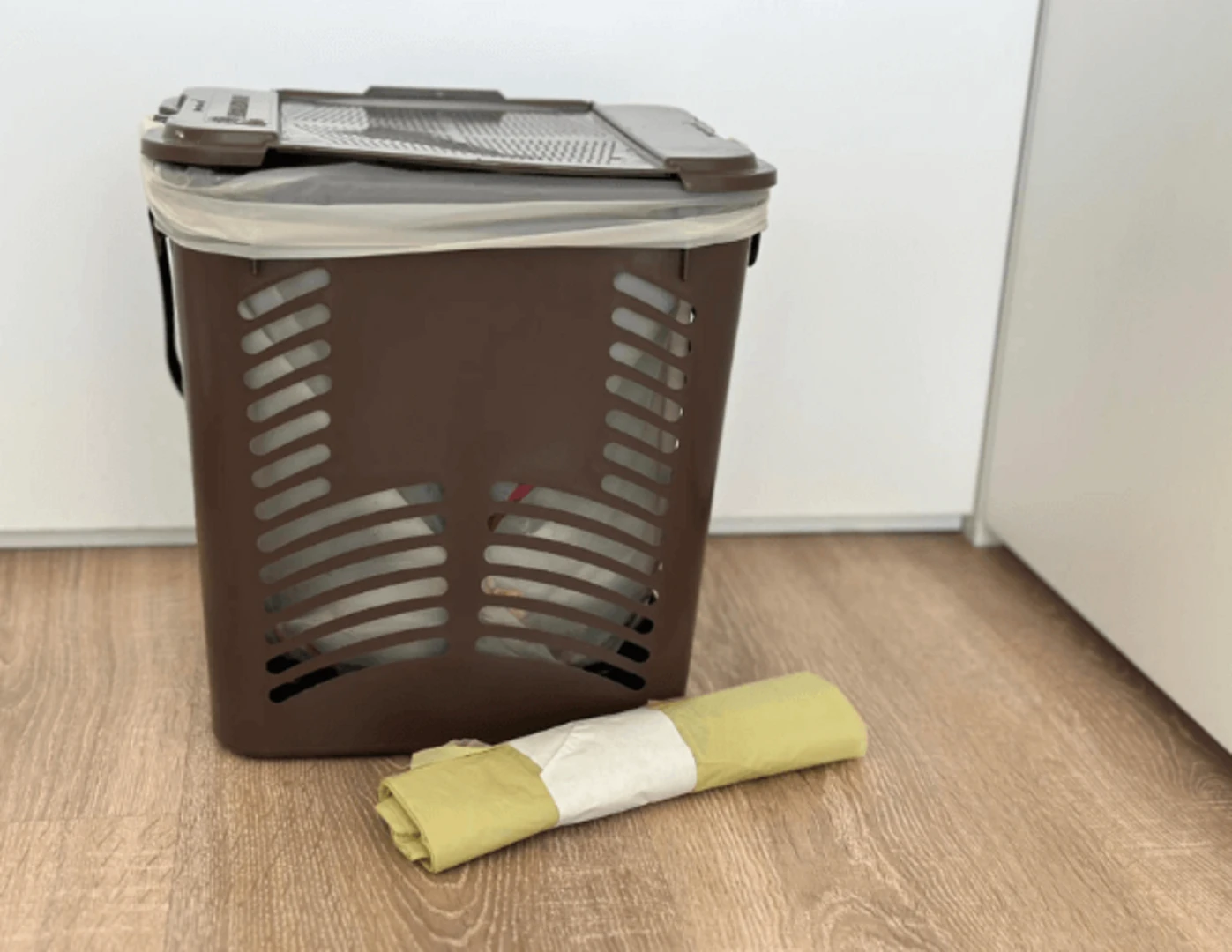 Hnedý kuchynský košík na kompost a rozložiteľné vrecká.