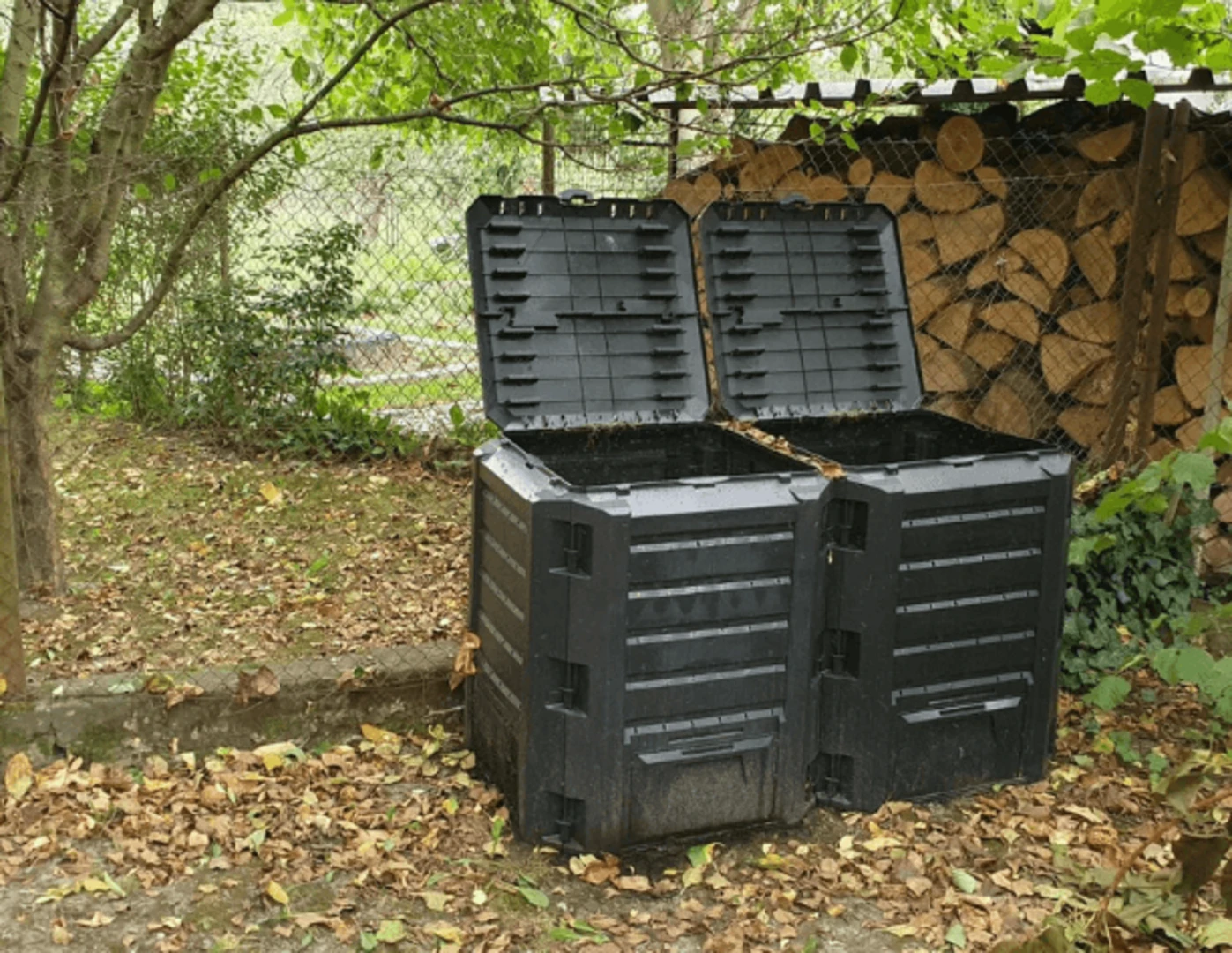 Veľké záhradné nádoby na kompostovanie.